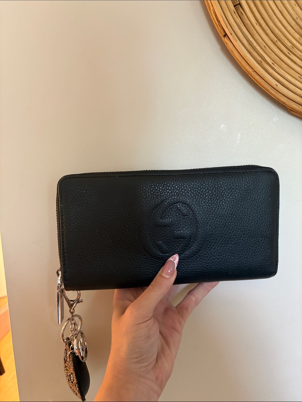 Gucci Black Leather Zip-Around Wallet with Embossed Logo non auth